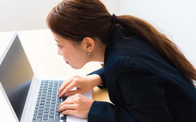 鼻づまりをラクにするポーズのお薦め（デスクワークに疲れた時）