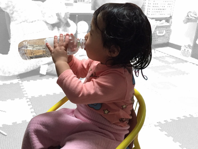 シリカ水を飲む幼児